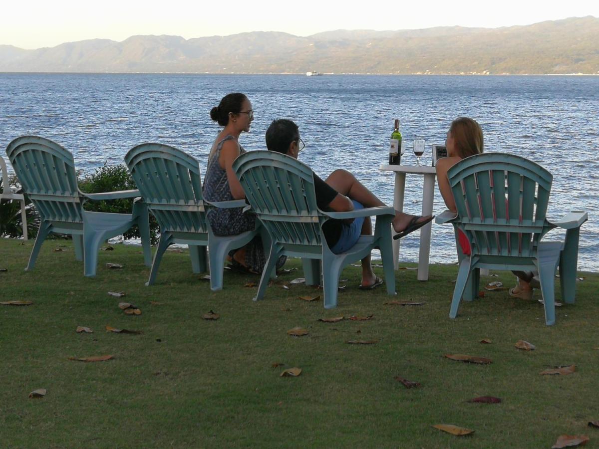 Wuthering Heights Bed & Breakfast By The Sea Dumaguete City Exterior photo