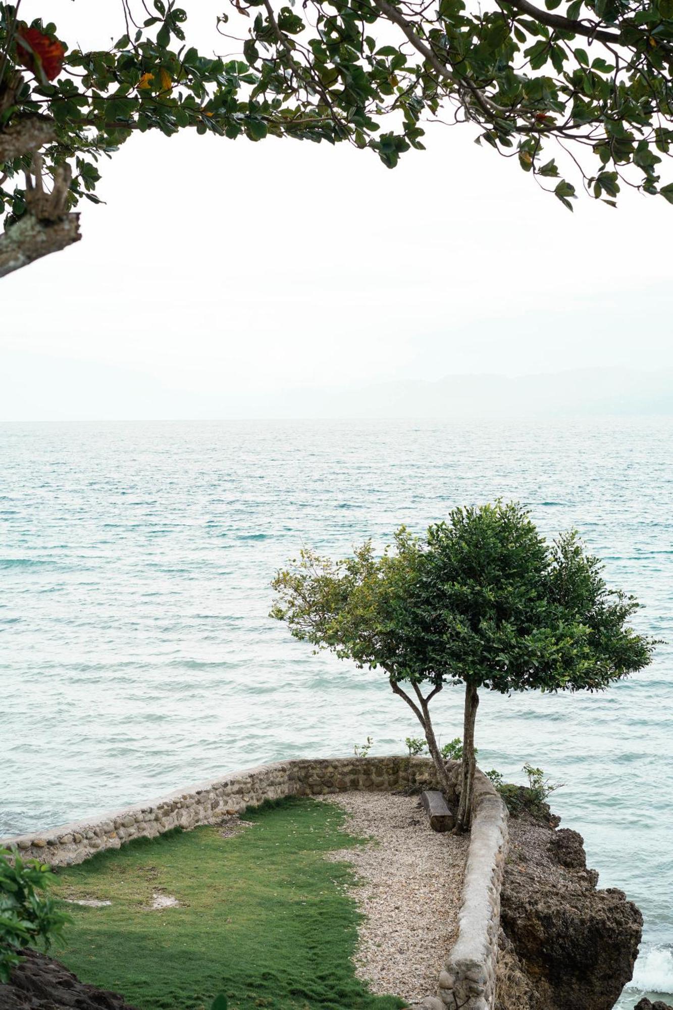 Wuthering Heights Bed & Breakfast By The Sea Dumaguete City Exterior photo